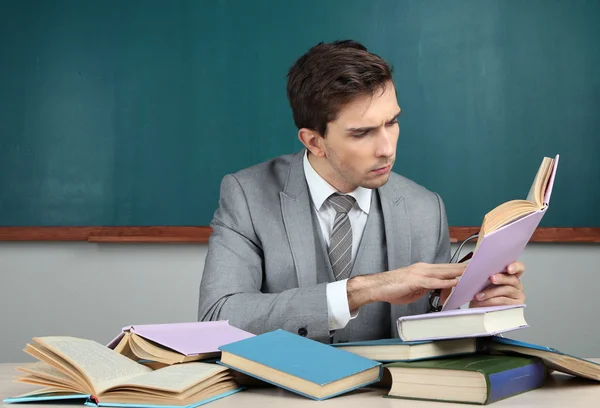 Junge Lehrerin sitzt im Klassenzimmer — Stockfoto