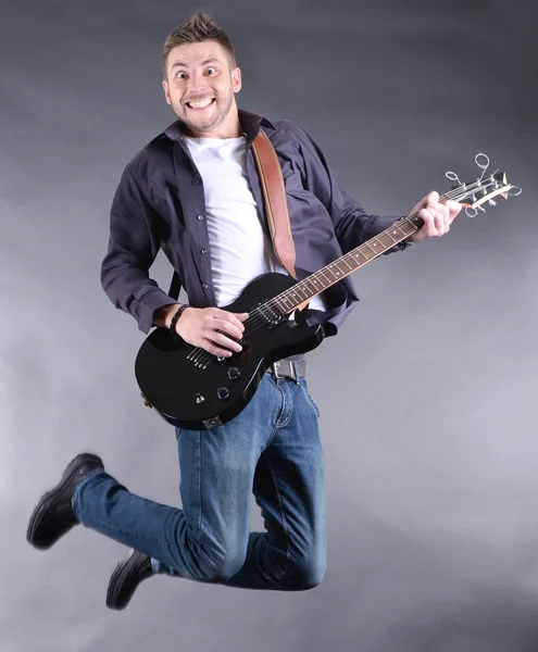 ギター、白で隔離される若い音楽家 — ストック写真