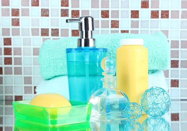 Cosmetici e accessori da bagno su sfondo piastrelle a mosaico — Foto Stock