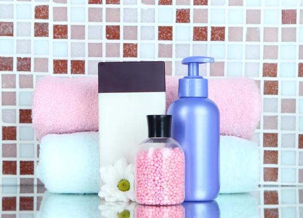 Cosméticos y accesorios de baño sobre fondo de azulejos de mosaico — Foto de Stock