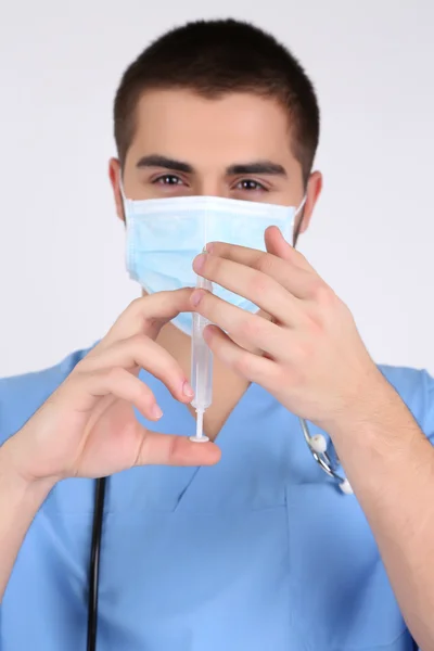 Jeune homme médecin en masque médical, isolé sur blanc — Photo