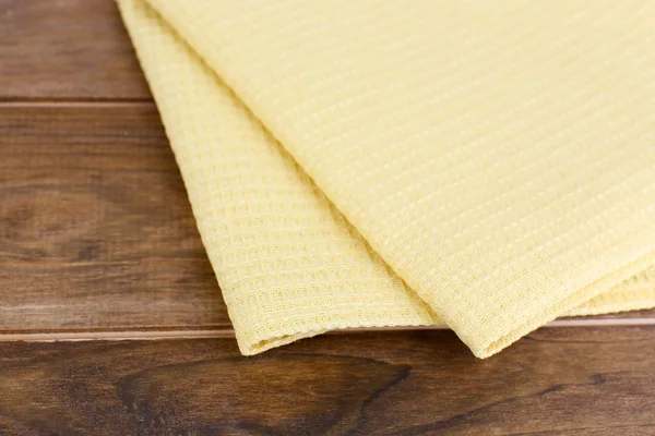Ręczniki kuchenne na drewniane tła — Zdjęcie stockowe