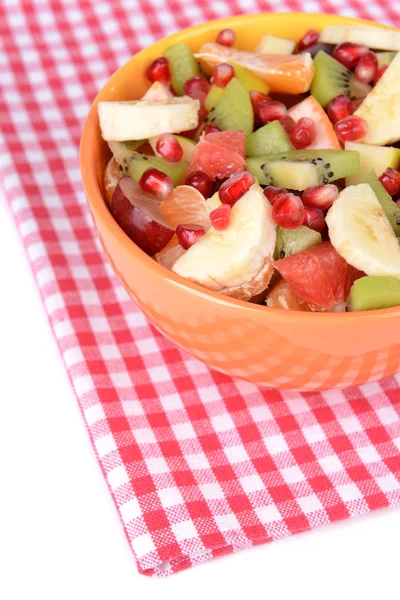 Frutas frescas dulces en tazón en primer plano de la mesa —  Fotos de Stock