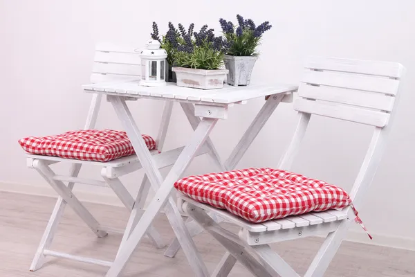 Trädgårds stolar och bord med blommor på vit bakgrund — Stockfoto