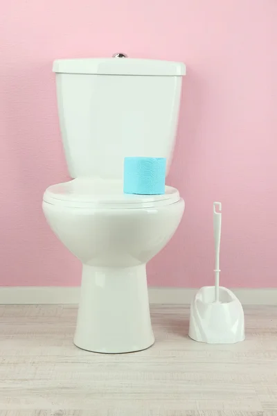 Bílé záchodové mísy v koupelně — Stock fotografie