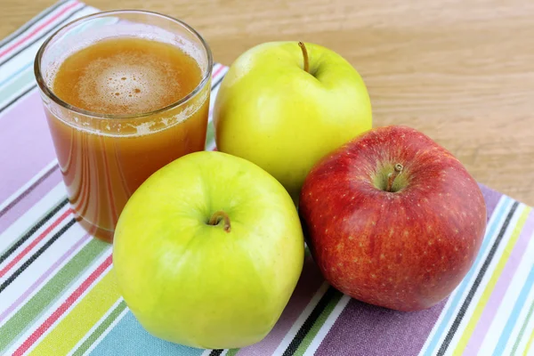 Gesunder frischer Saft aus Äpfeln hautnah — Stockfoto