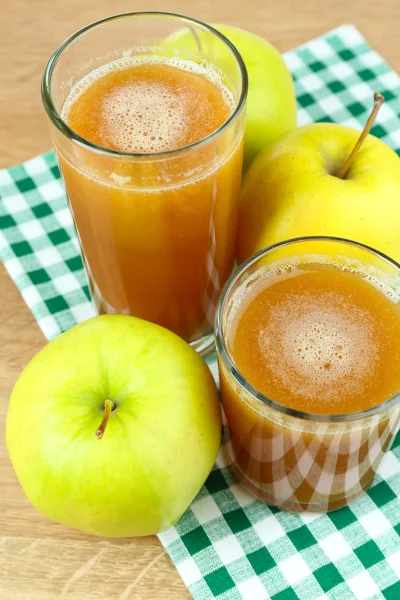 Close-up van gezond vers sap van appels — Stockfoto