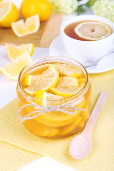 クローズ アップ テーブルにお茶のカップとおいしいレモン ジャム — ストック写真