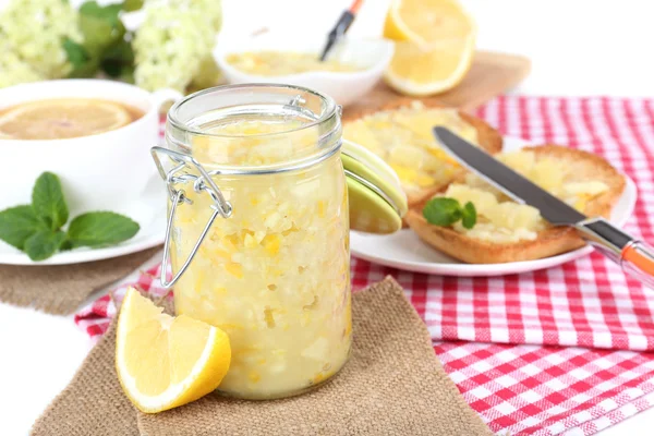 Sabrosa mermelada de limón con taza de té en primer plano de la mesa — Foto de Stock