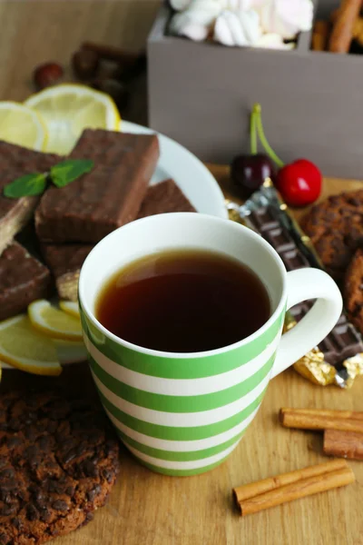 Cup of tea and sweets close up — Stock Photo, Image