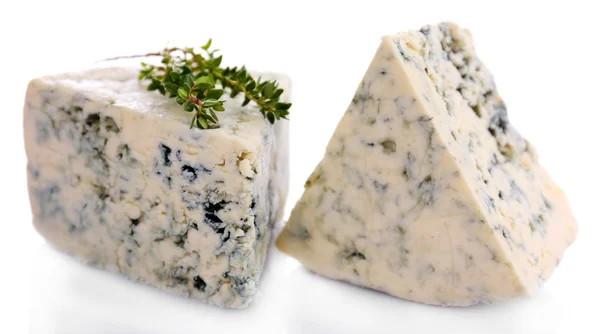 Schmackhafter Blauschimmelkäse mit Thymian, isoliert auf weißem — Stockfoto