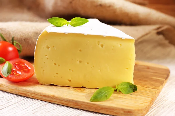 Gustoso formaggio Camembert con pomodoro e basilico, su tavola di legno — Foto Stock