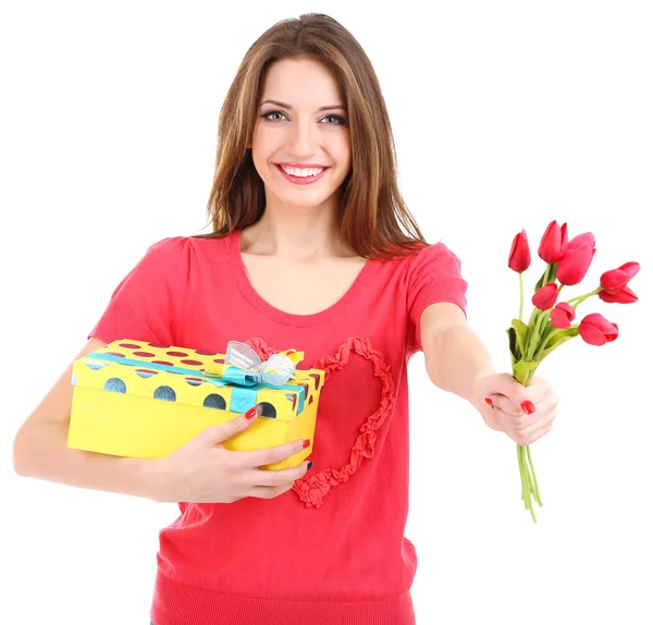 Donna attraente con scatola regalo e fiori, isolato su bianco — Foto Stock