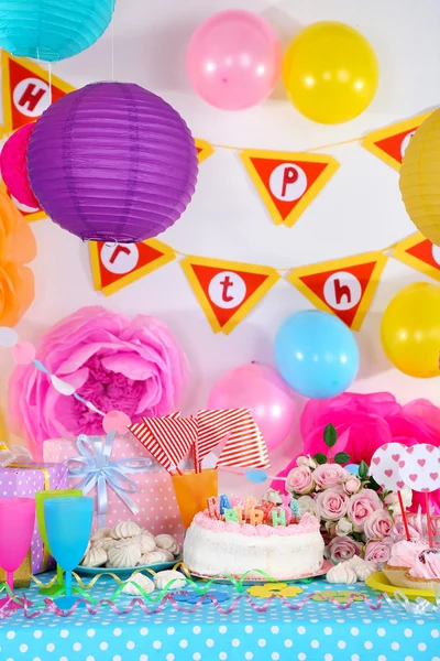 Fiestas de mesa para el cumpleaños en decoraciones de celebración — Foto de Stock