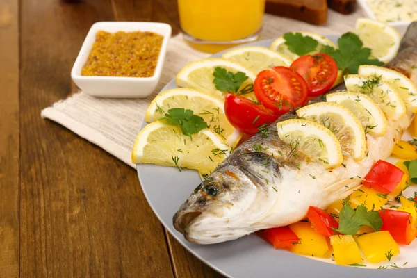 Вкусная рыба-гриль на тарелке на столе крупным планом — стоковое фото