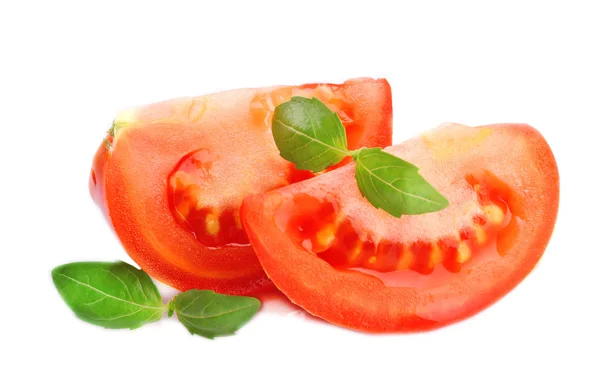 Rodajas de tomate fresco con albahaca, aisladas sobre blanco —  Fotos de Stock