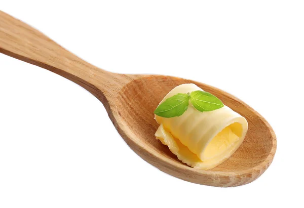Boucle de beurre frais avec basilic sur cuillère en bois, isolé sur blanc — Photo
