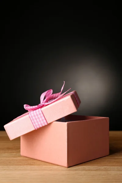 Открыть подарочную коробку на темном фоне — стоковое фото
