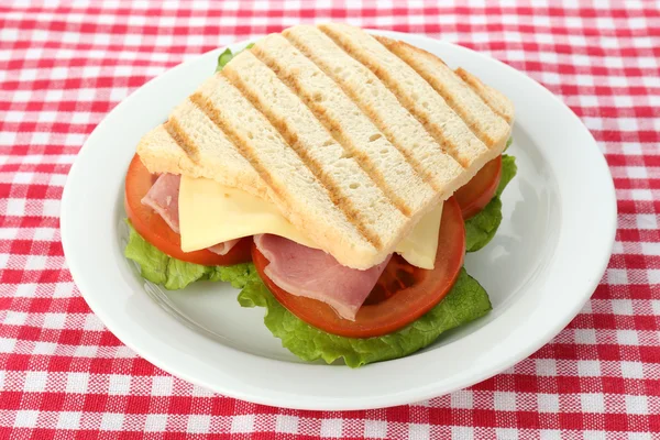 Sabroso sándwich con jamón en la mesa —  Fotos de Stock
