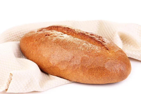 Ржаной хлеб на салфетке изолирован на белом — стоковое фото