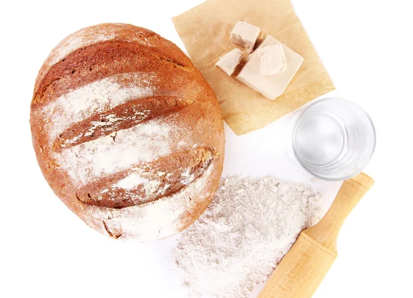 Složení s žitným chlebem izolované na bílém — Stock fotografie