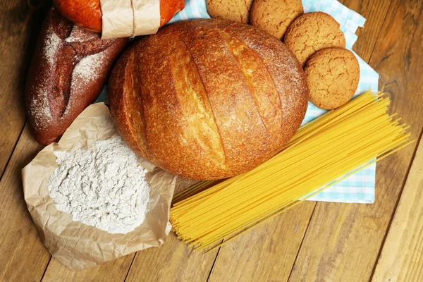 Produtos de padaria em mesa de madeira — Fotografia de Stock