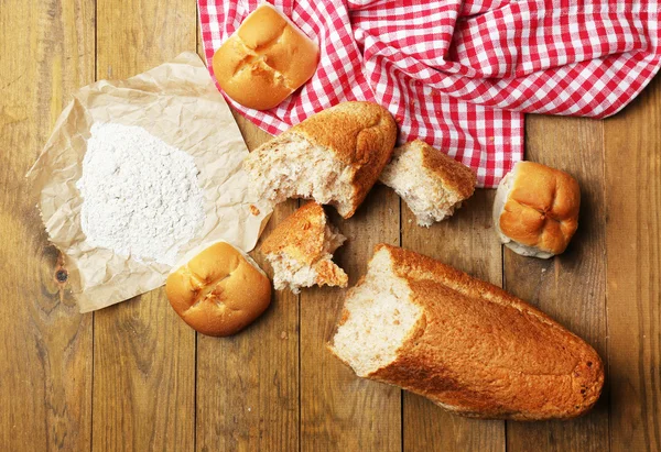 Spezzare il pane sul tavolo di legno — Foto Stock