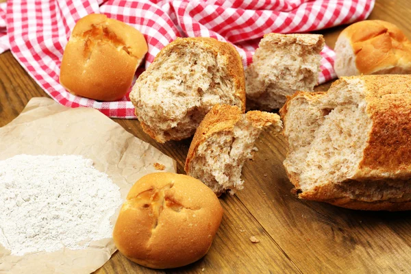 Breken van brood op houten tafel — Stockfoto