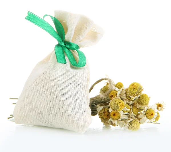 Текстильная сумка с сушеными цветами, изолированными на белом — стоковое фото
