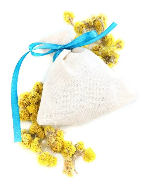 Textiel zakje etui met gedroogde bloemen geïsoleerd op wit — Stockfoto