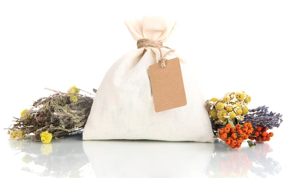 Bolsa de saqueta têxtil com flores secas, ervas e bagas, isolada em branco — Fotografia de Stock