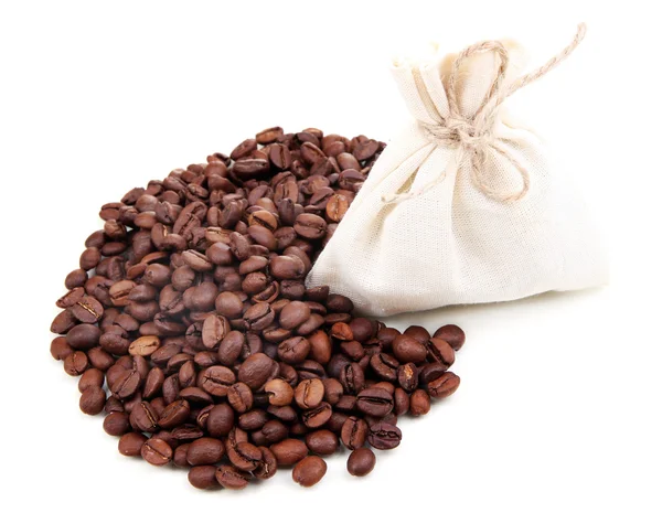 Grains de café en sac, isolés sur blanc — Photo