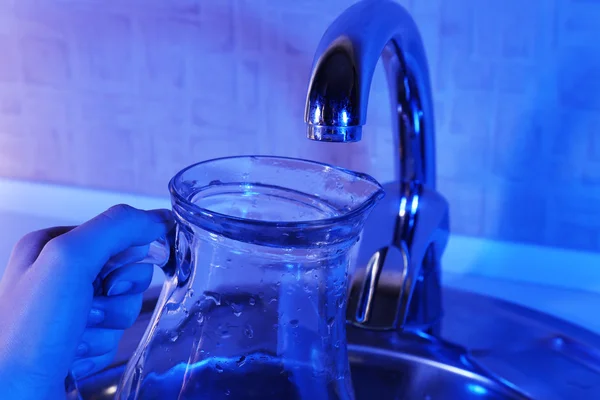 Enchendo jarro de vidro de água — Fotografia de Stock