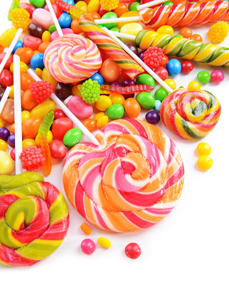 Различные красочные фруктовые конфеты крупным планом
