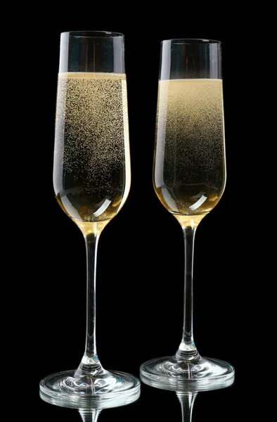 Sklenice šampaňského, na černém pozadí — Stock fotografie