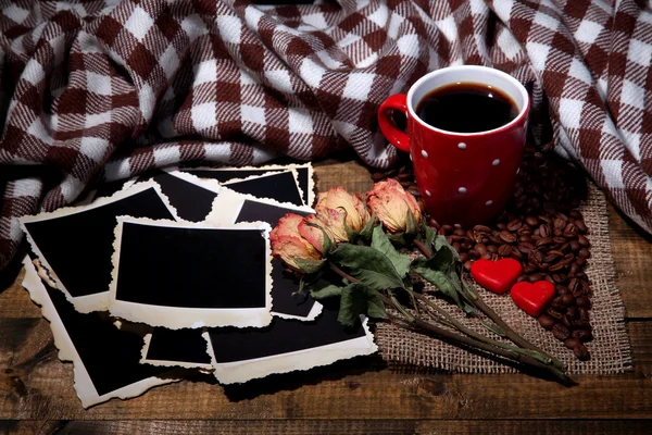 Kahve fincanı, dekoratif Kalpler, ekose baharat ve ahşap zemin üzerinde eski boş fotoğraf kompozisyonu — Stok fotoğraf