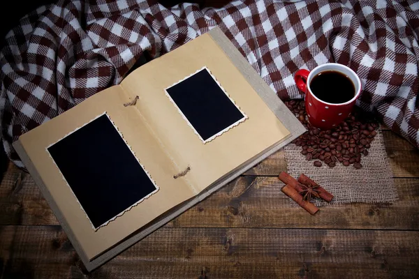 Composição com xícara de café, xadrez e álbum de fotos, em fundo de madeira — Fotografia de Stock