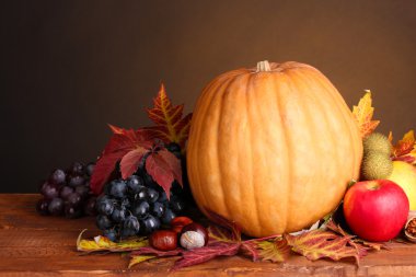 kabak, elma, üzüm ve yaprakları kahverengi zemin üzerine ahşap tablo