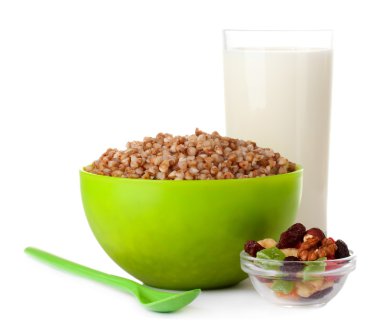 yeşil bir kasede süt beyaz izole haşlanmış buğday