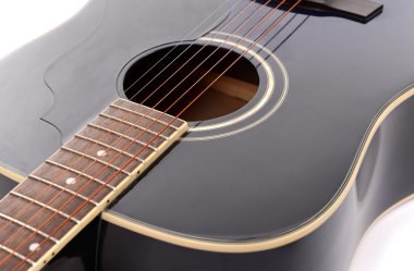 akustik gitar üzerinde beyaz izole