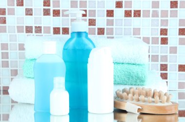 kozmetik ve mozaik karo zemin üzerine banyo aksesuarları