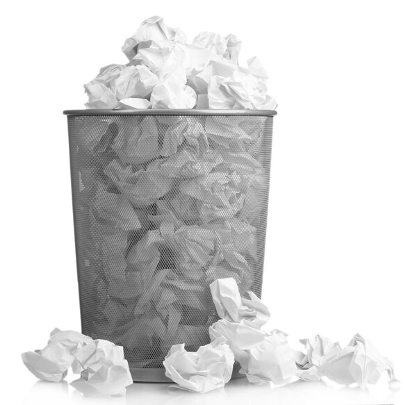 Металлический мусорный бак из бумаги изолирован на белом
