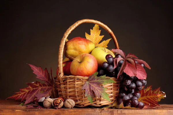 Gyönyörű őszi betakarítás, a kosár- és a barna háttér levelek — Stock Fotó
