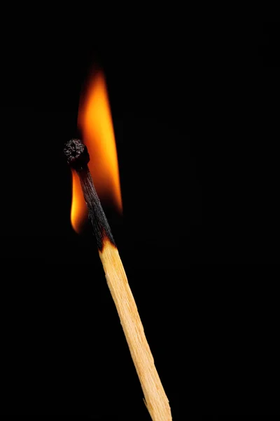 黒の背景で燃える試合 — ストック写真