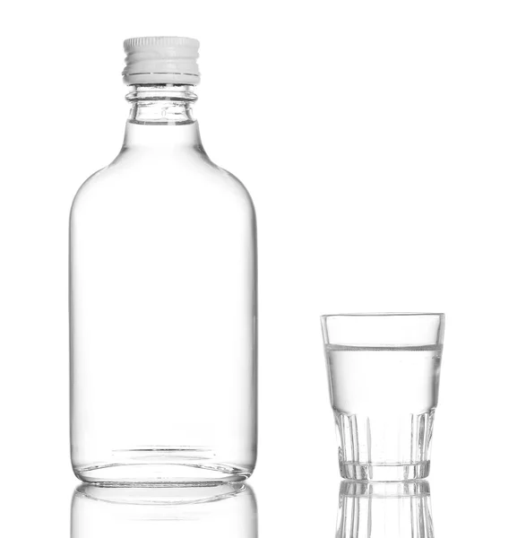 Bouteille de vodka et verre isolé sur blanc — Photo