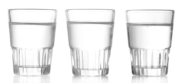 Три стакана водки изолированы на белом — стоковое фото