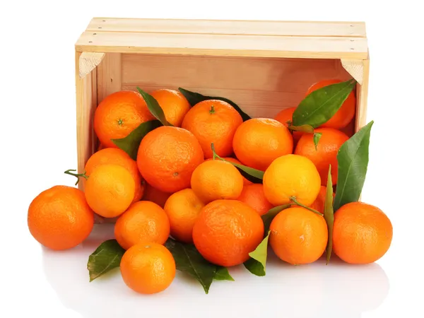 Ripe tasty tangerines with leaves in wooden box dropped isolated on white — Stock Photo, Image