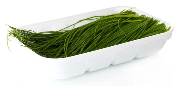 Vacker grön lök gräslök i paketet isolerad på vit — Stockfoto