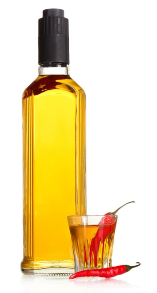 Bouteille et verre de vodka au poivre et piments rouges isolés sur blanc — Photo