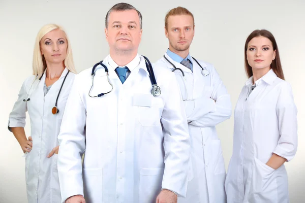 Trabajadores médicos sobre fondo gris —  Fotos de Stock
